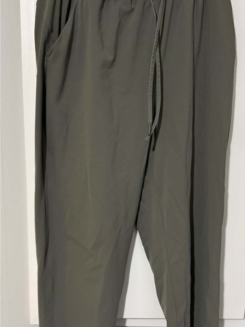 131. lululemon athletica Luxtreme On The Fly Grey Sage Track Joggers Size 8